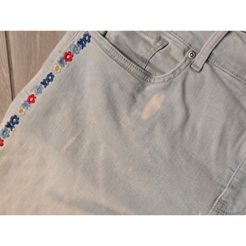 NYDJ (Not Your Daughter's Jeans) Bermuda Shorts Color: Light Wash Size: 14 - Picture 4 of 7